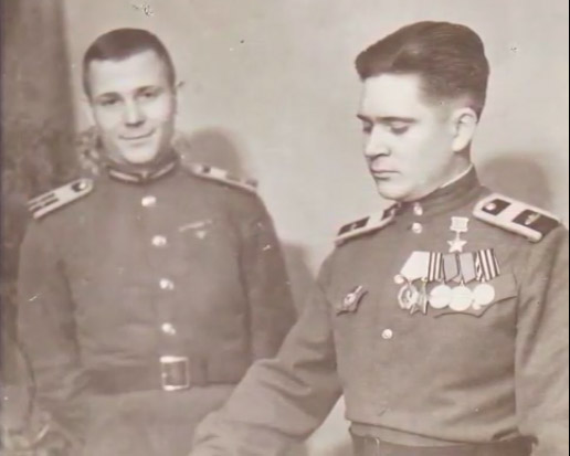 Валентин Ерошкин с товарищем в танковом училище